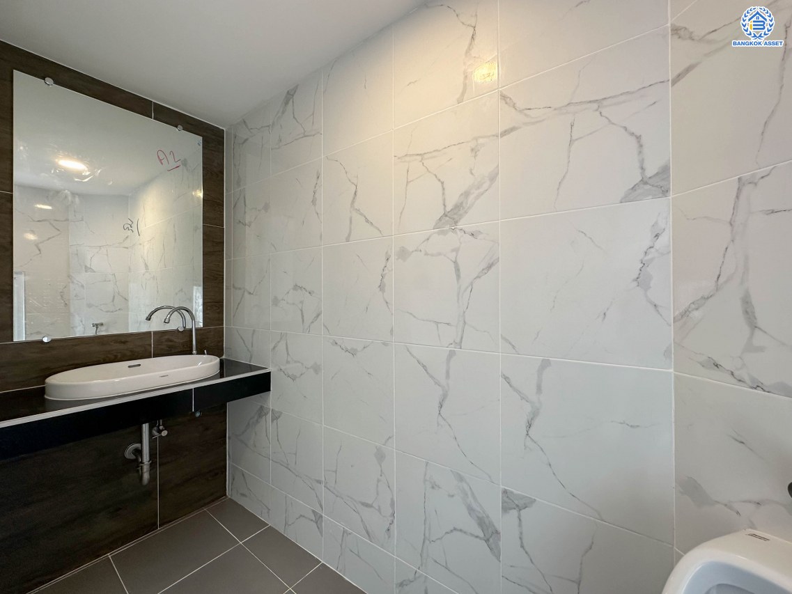 บ้านมือสองตกแต่งใหม่ โครงการ โนเบิล วานา วัชรพล ดีไซน์สุดโดดเด่น เนื้อที่ 67.5 ตร.ว. ฟังก์ชันจัดเต็ม 3 ห้องนอน 4 ห้องน้ำ 1 ห้องแม่บ้าน จอดรถได้ 2 คัน บนทำเลเดินทางสะดวก ใกล้เซ็นทรัลรามอินทรา, จุดขึ้นทางด่วน "สุขาภิบาล5-1" และรถไฟฟ้าสายสีชมพู "สถานีวัชรพล"